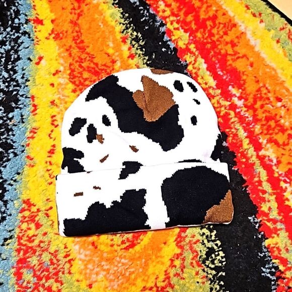 - 💯💯🔥🔥New!!!.. TRENDING COW PRINT BEANIES!!! - Picture 1 of 2